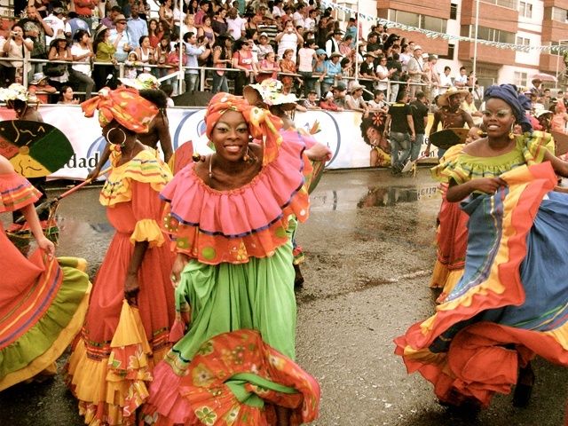 Farverigt dansende optog foran publikum ved Feria de Cali