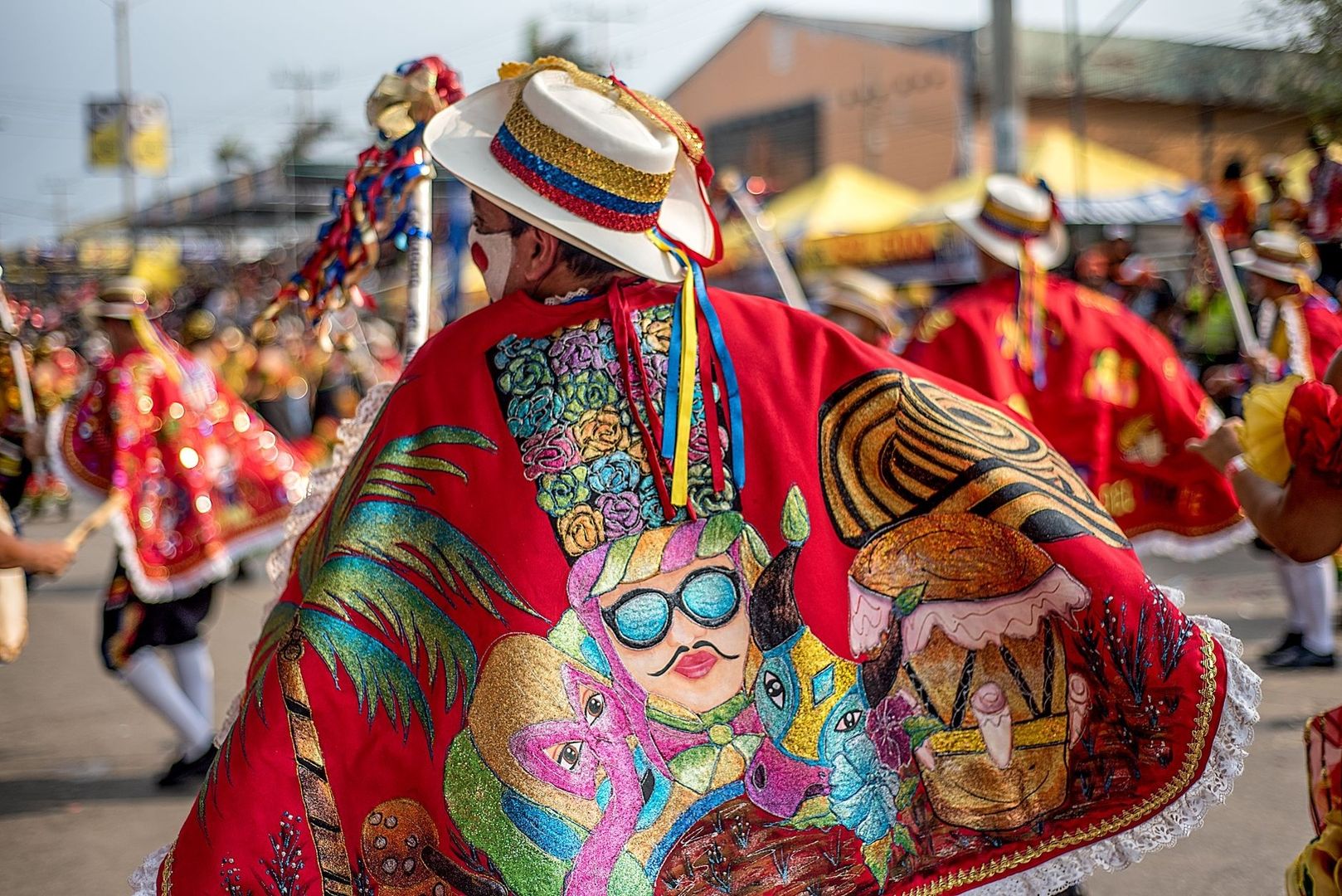 Farverig danser i udsmykket dragt under en parade i Cali