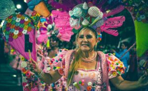 Farverigt udklædt menneske ved Fiesta de la Candelaria i Puno