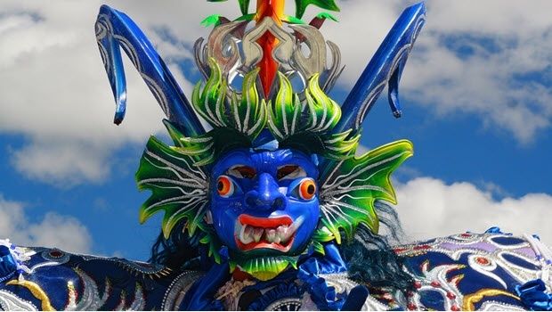 Farverig blå djævelmaske fra en sydamerikansk maskedans